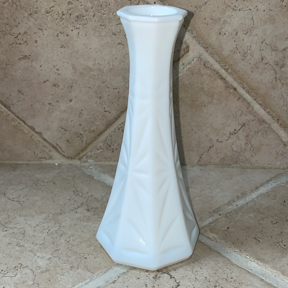 HOOSIER Vintage Glass White Milk Glass Bud Vase 4063-B Star Burst 6" Opaque - Picture 2 of 4